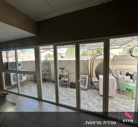 סגירת מרפסת והתקנת ויטרינת אלומיניום עם חלונות זכוכית